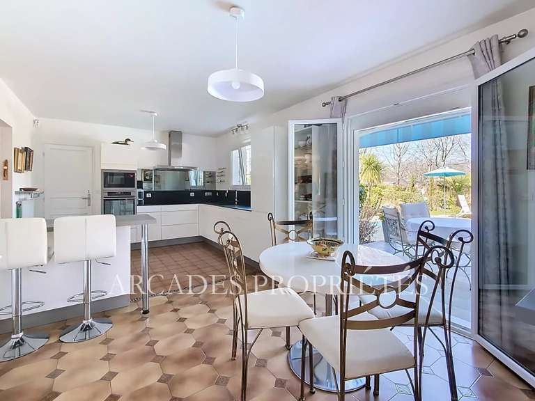 Maison Saint-Sulpice-et-Cameyrac - 4 chambres - 194m²