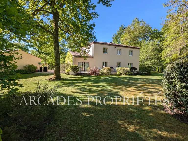 Maison Saint-Sulpice-et-Cameyrac - 4 chambres - 210m²