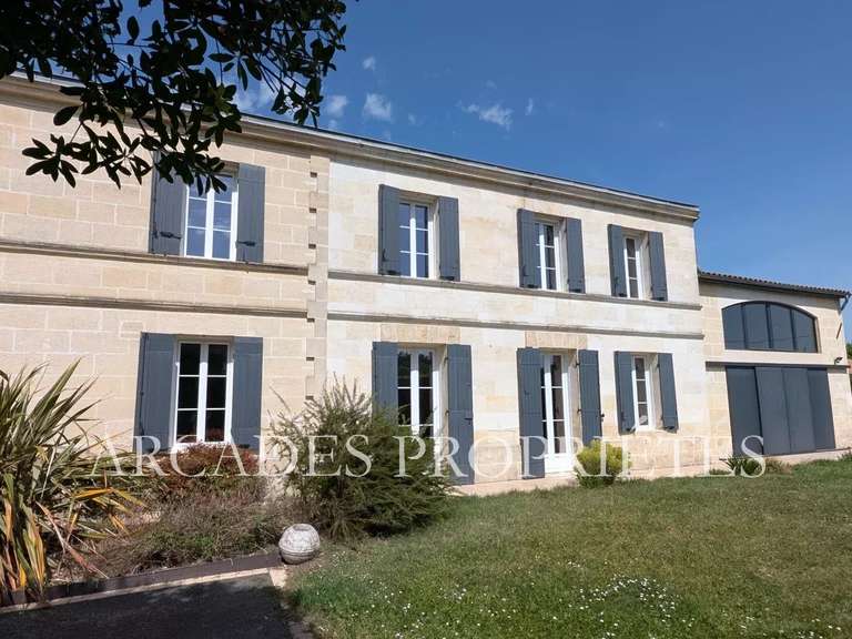 Maison Saint-Sulpice-et-Cameyrac - 8 chambres - 440m²