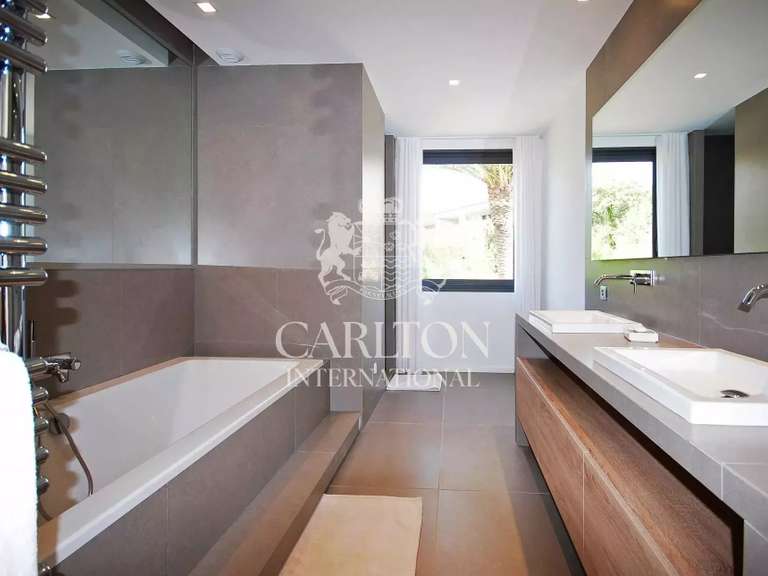 Villa Saint-Tropez - 5 bedrooms - 325m²