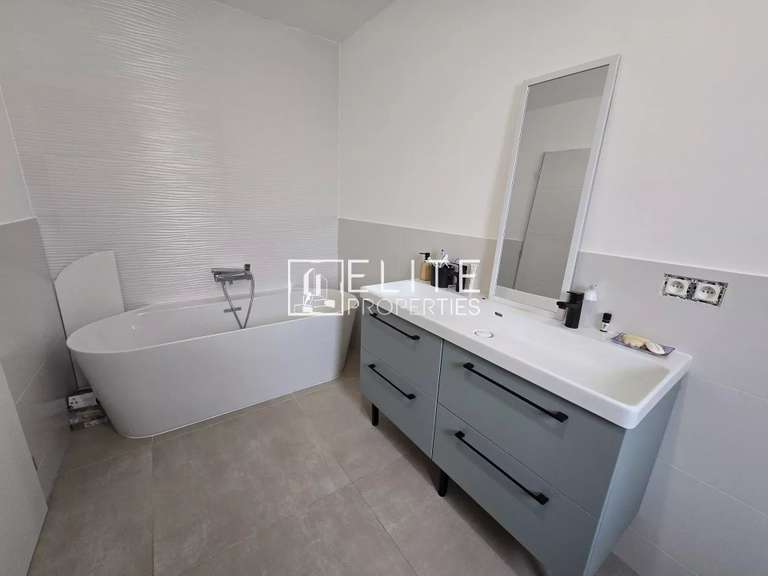 House Saint-Vallier-de-Thiey - 5 bedrooms - 133m²