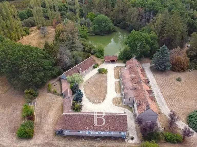 Propriété Saint-Viâtre - 9 chambres - 452m²