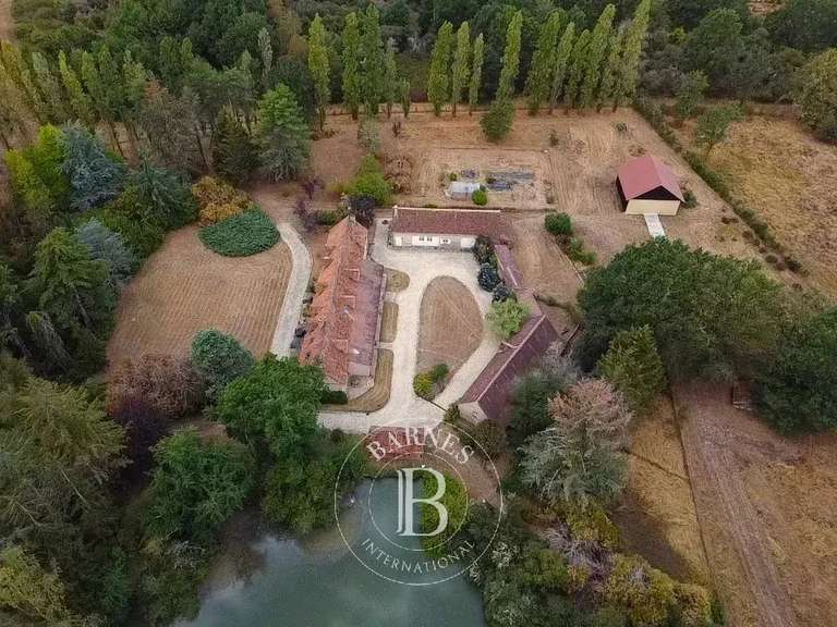 Propriété Saint-Viâtre - 9 chambres - 452m²