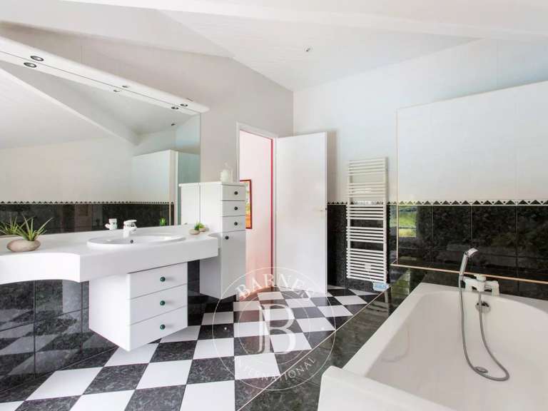 Maison Saint-Vincent-de-Tyrosse - 5 chambres - 240m²