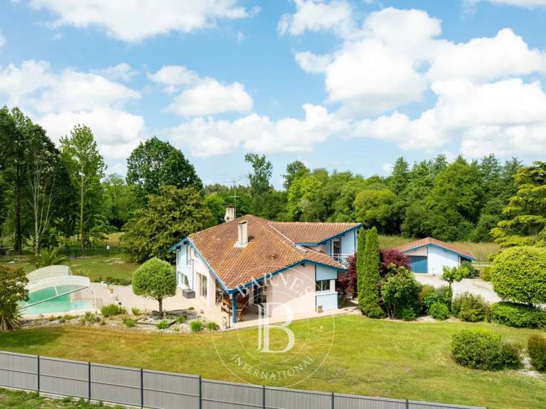 Maison Saint-Vincent-de-Tyrosse - 5 chambres - 240m²