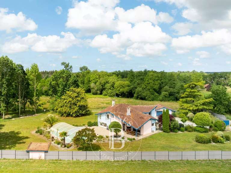 Maison Saint-Vincent-de-Tyrosse - 5 chambres - 240m²