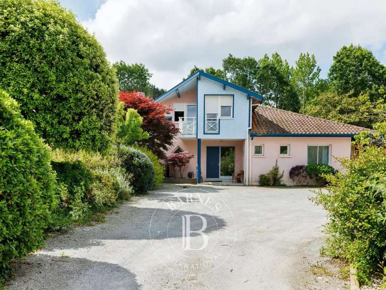 Maison Saint-Vincent-de-Tyrosse - 5 chambres - 240m²