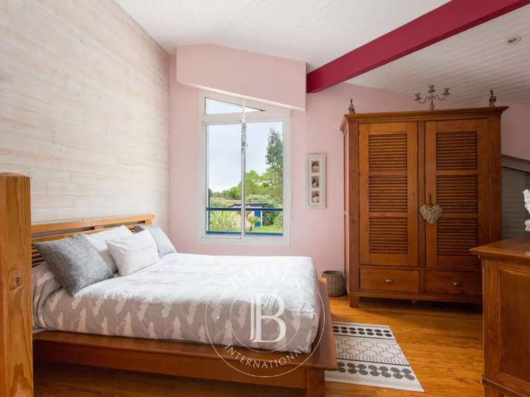 Maison Saint-Vincent-de-Tyrosse - 5 chambres - 240m²