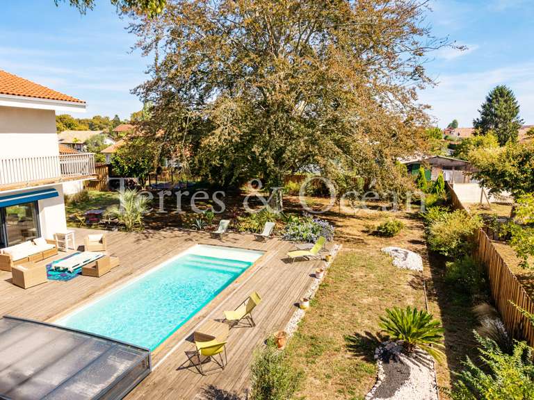 Maison Saint-Vincent-de-Tyrosse - 6 chambres - 336m²