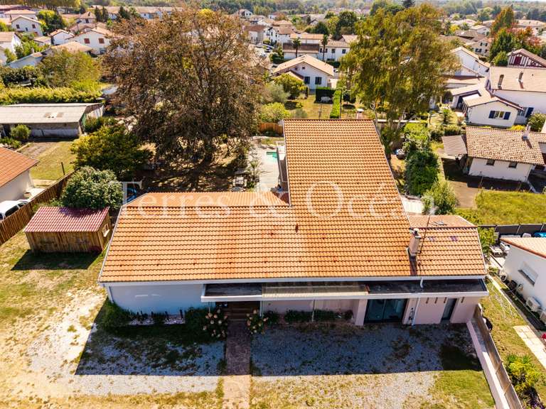 Maison Saint-Vincent-de-Tyrosse - 6 chambres - 336m²