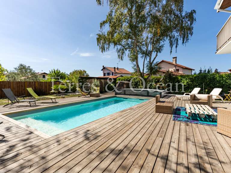 Maison Saint-Vincent-de-Tyrosse - 6 chambres - 336m²