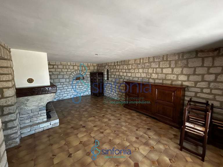 Maison Sainte-Anastasie - 5 chambres - 246m²