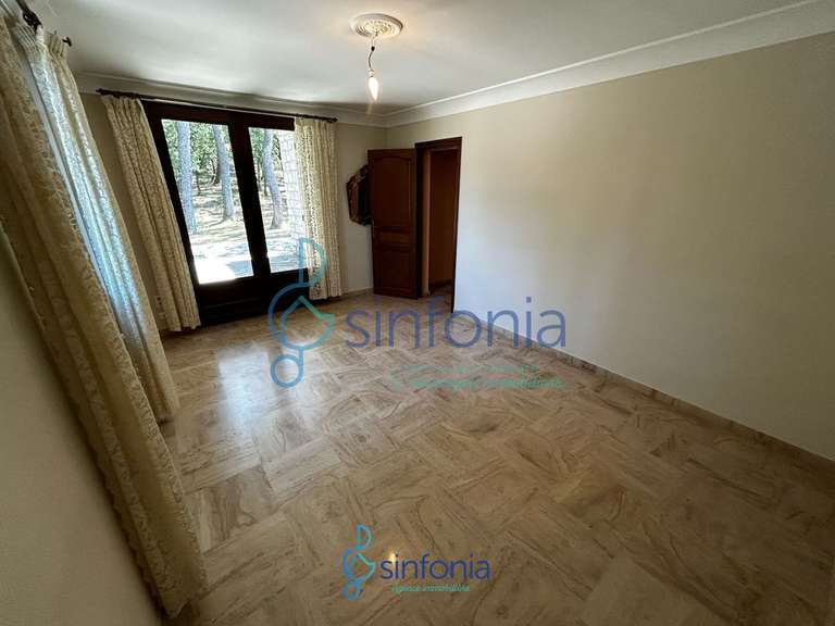 Maison Sainte-Anastasie - 5 chambres - 246m²