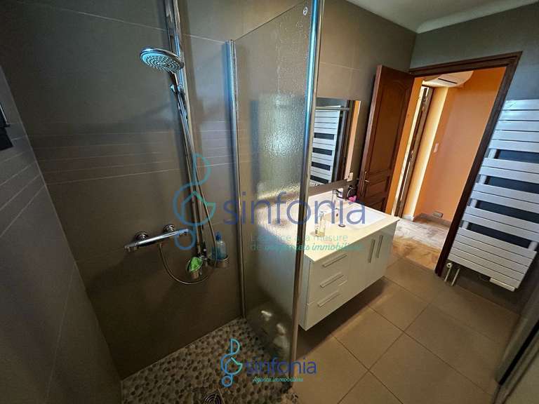 Maison Sainte-Anastasie - 5 chambres - 246m²