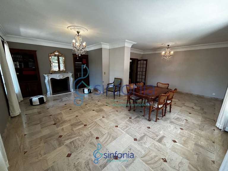 Maison Sainte-Anastasie - 5 chambres - 246m²