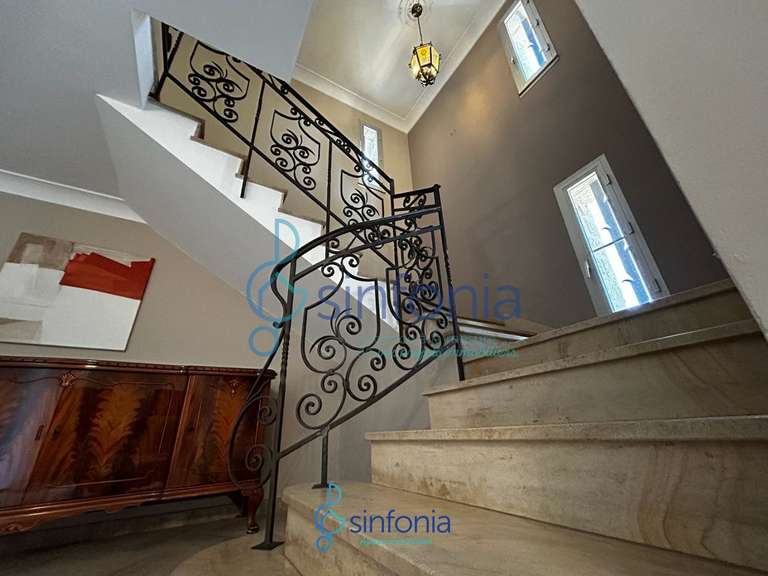 Maison Sainte-Anastasie - 5 chambres - 246m²