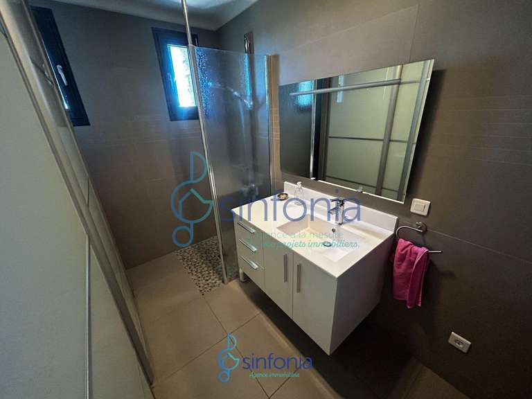 Maison Sainte-Anastasie - 5 chambres - 246m²