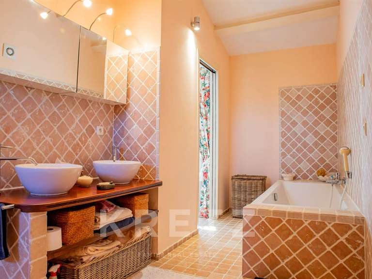 Maison Sainte-Cécile-les-Vignes - 5 chambres - 257m²