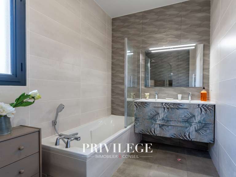 House Sainte-Foy-lès-Lyon - 4 bedrooms - 198m²