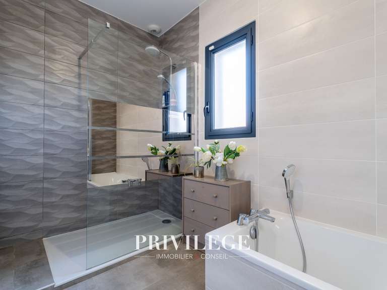 House Sainte-Foy-lès-Lyon - 4 bedrooms - 198m²