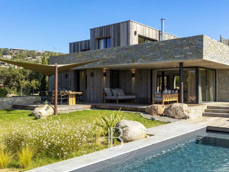 Villa Sainte-Lucie-de-Porto-Vecchio - 4 bedrooms - 190m²