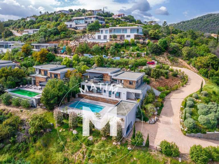Villa Sainte-Lucie-de-Porto-Vecchio - 5 bedrooms - 200m²