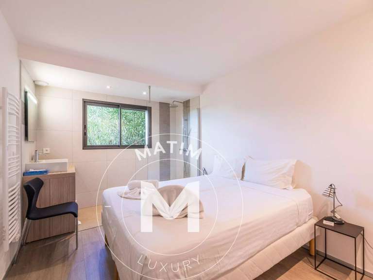 Villa Sainte-Lucie-de-Porto-Vecchio - 5 bedrooms - 200m²