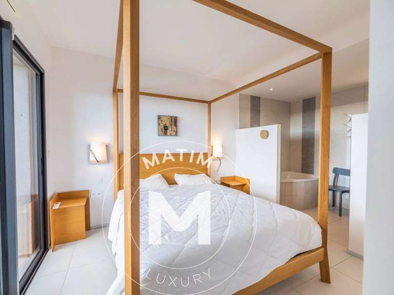 Villa Sainte-Lucie-de-Porto-Vecchio - 5 bedrooms - 200m²
