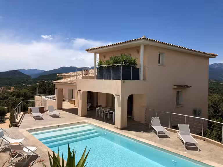 Villa Sainte-Lucie-de-Porto-Vecchio - 5 chambres - 230m²