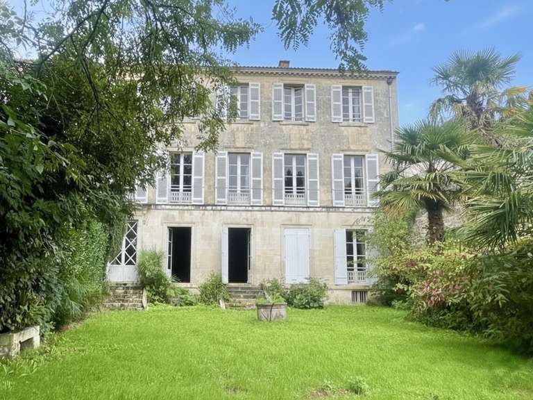 Maison Saintes - 5 chambres - 471m²