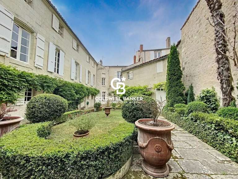 Maison Saintes - 4 chambres - 450m²