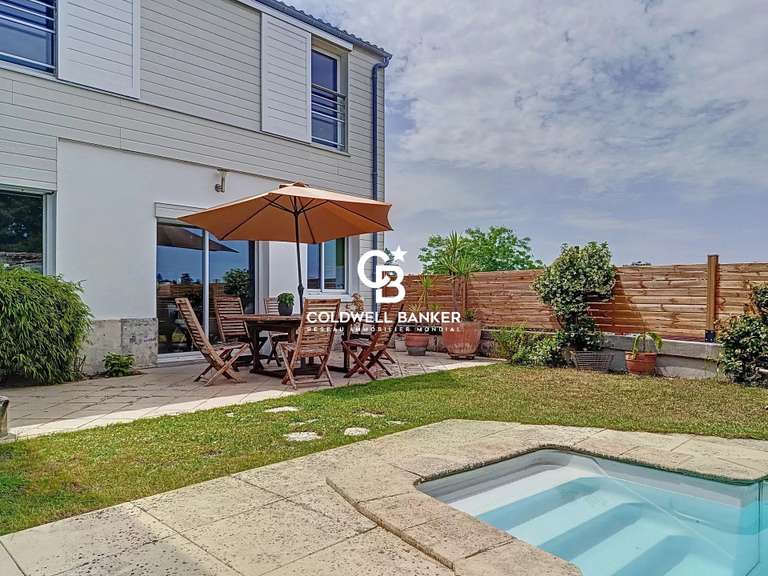 Maison Saintes - 5 chambres - 343m²