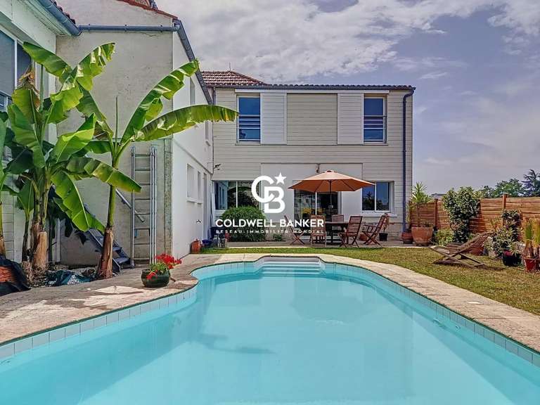 Maison Saintes - 5 chambres - 343m²