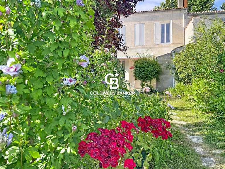 Maison Saintes - 5 chambres - 276m²