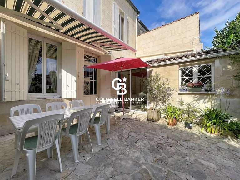 Maison Saintes - 5 chambres - 276m²