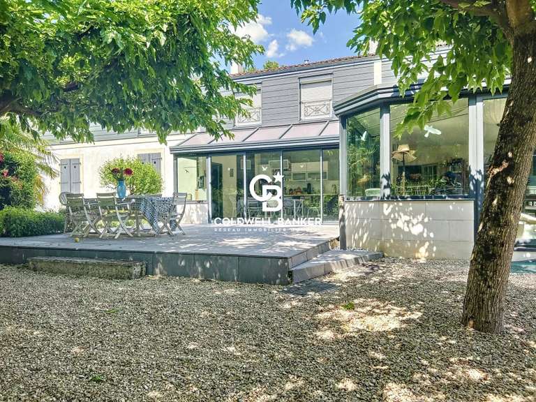 Maison Saintes - 7 chambres - 552m²