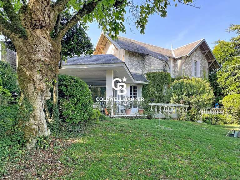 Maison Saintes - 5 chambres - 306m²
