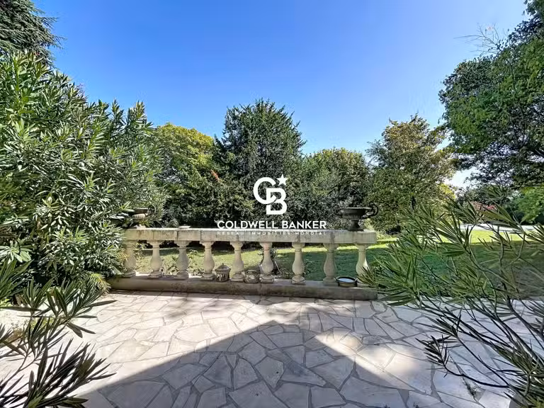 Maison Saintes - 5 chambres - 306m²