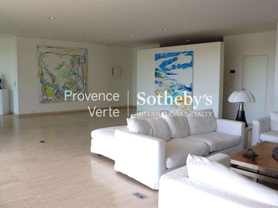 House Salernes