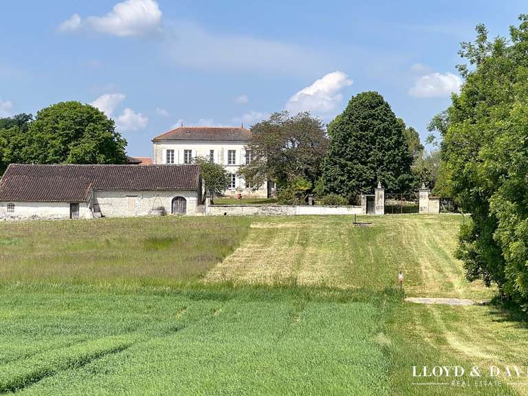 Maison Salignac-sur-Charente - 4 chambres - 278m²