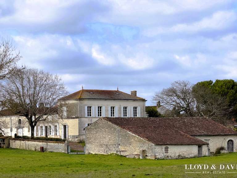 House Salignac-sur-Charente - 4 bedrooms - 278m²