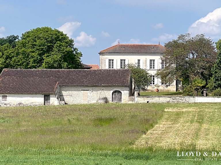 Maison Salignac-sur-Charente - 4 chambres - 278m²