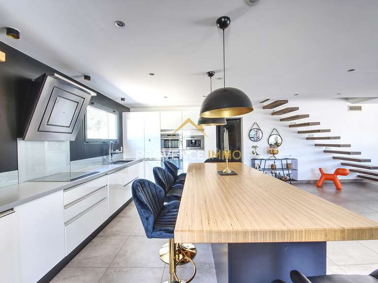 Maison Salon-de-Provence - 3 chambres - 210m²