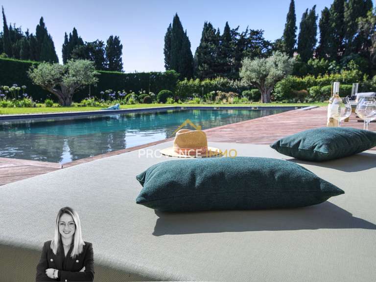 Maison Salon-de-Provence - 3 chambres - 210m²