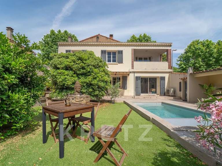 Maison Salon-de-Provence - 6 chambres - 300m²