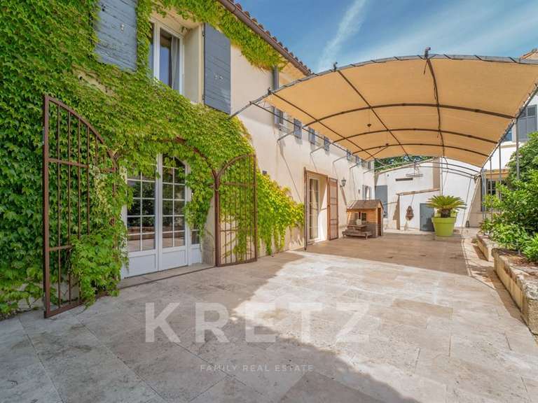 Maison Salon-de-Provence - 6 chambres - 300m²