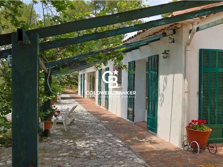 Villa with Sea view Sanary-sur-Mer - 5 bedrooms - 237m²