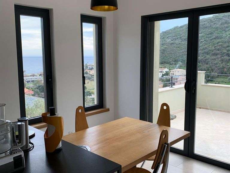 Maison Santa-Maria-di-Lota - 4 chambres - 175m²