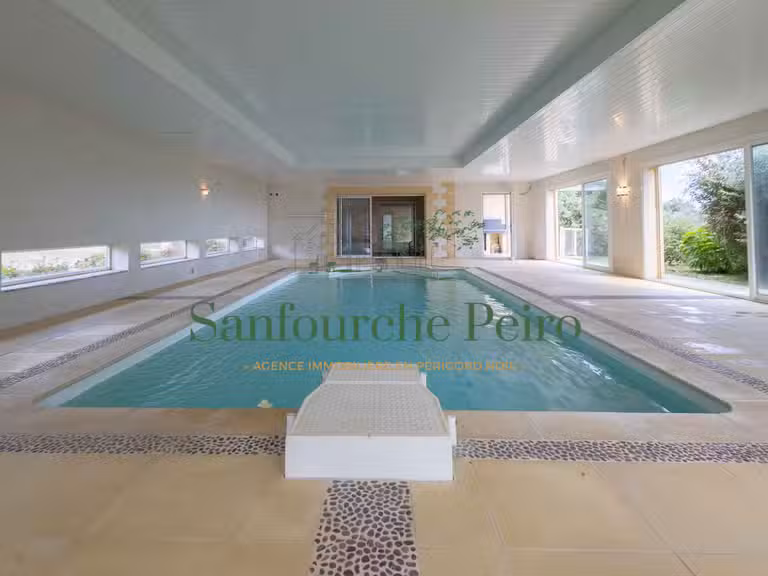 Maison Sarlat-la-Canéda - 3 chambres - 237m²