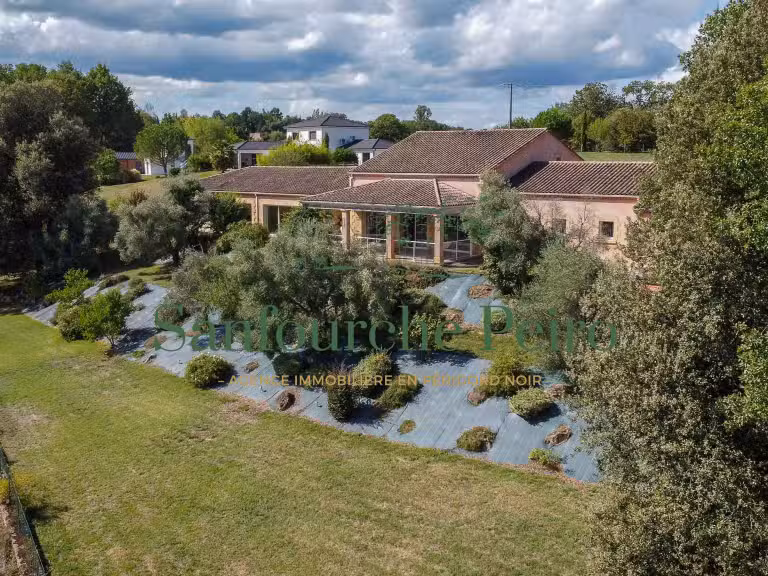 Maison Sarlat-la-Canéda - 3 chambres - 237m²